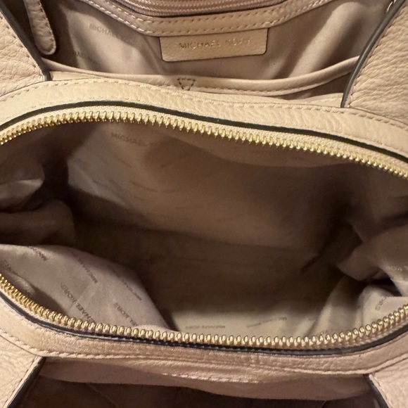 Michael Kors Raven Pebble Soft Pink / Gold Leather Large Shoulder Tote Bag - Picture 4 of 11